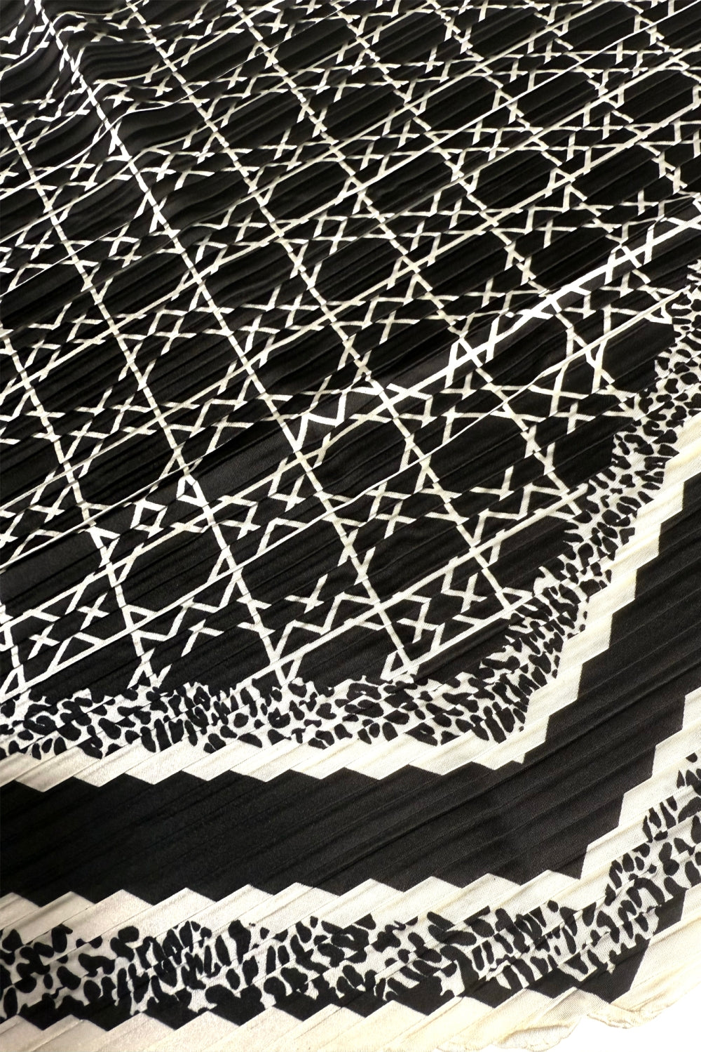 WC3242_BLACK AND CREAM